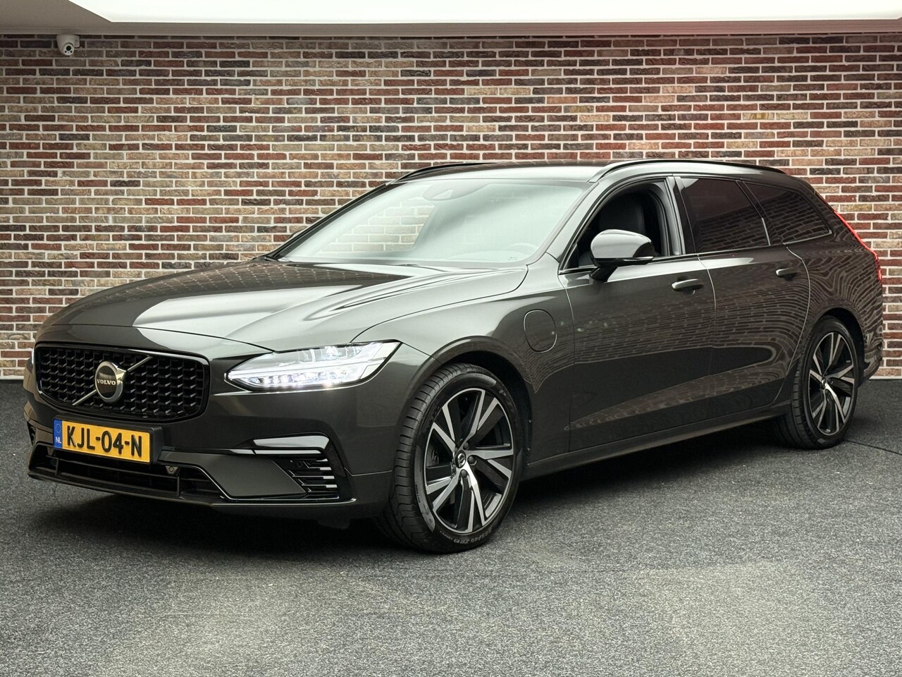 Volvo V90 - 2.0 T6 AWD R-Design H/K Camera Elek Stoel Leer Trekhaak - AutoWereld.nl