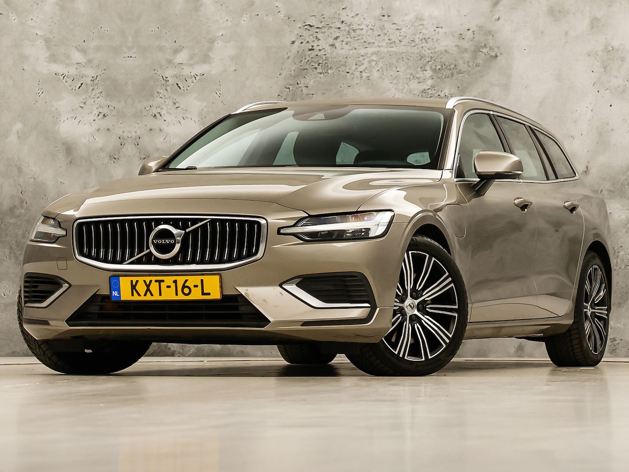 Volvo V60 - 2.0 T6 Recharge AWD Inscription 340Pk Automaat (SOH 87,7%, APPLE CARPLAY, DEALER ONDERHOUD - AutoWereld.nl