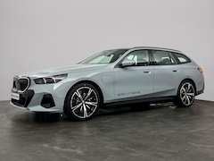 BMW 5-serie Touring - 530e M Sport Edition | Panoramadak | trekhaak | Harman Kardon | Iconic Glow | Stoelventila
