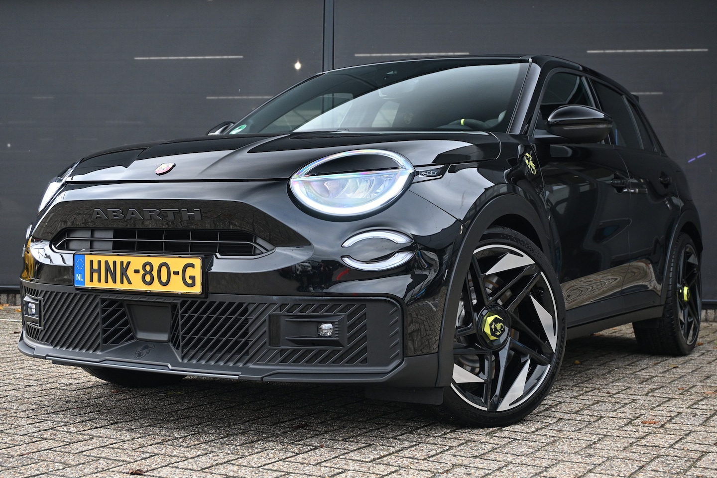 Abarth 600e - Turismo 54 kWh 96%SOH! | Navigatie by App | Parkeersensoren | Full-LED | !! - AutoWereld.nl
