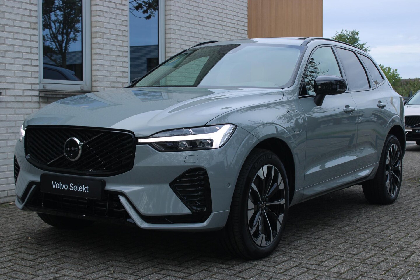 Volvo XC60 - T6 Plug-in hybrid AWD Ultra Dark Allweatherbanden | Luchtvering | Trekhaak, semi elektrisc - AutoWereld.nl