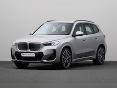 BMW iX1 - eDrive20 67 kWh | M-sportpakket | Achteruitrijcamera | Sportstoelen | Stoelverwarming | Ha