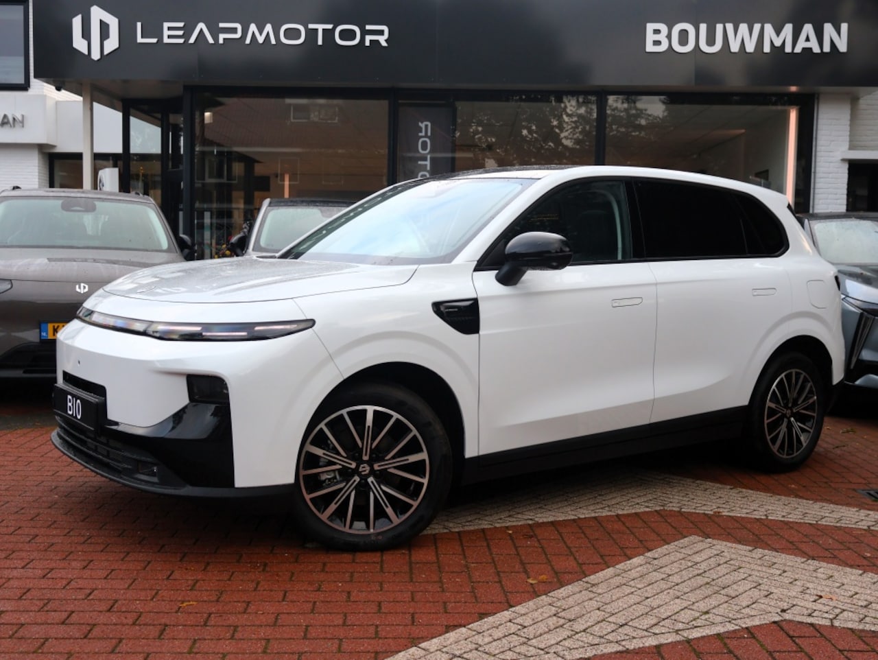 Leapmotor B10 - Hybrid EV 18,8 kWh 218pk Automaat Design NIEUW, Rijklaarprijs | Panoramadak | Stoelverwarm - AutoWereld.nl