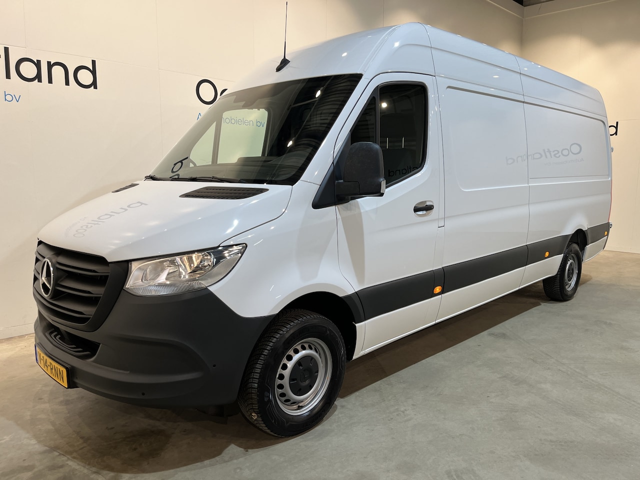 Mercedes-Benz Sprinter - 317 CDI L3H2 RWD / Euro 6 / Airco / Cruise Control / CarPlay / Camera / 3-Zits / 12.000 K - AutoWereld.nl