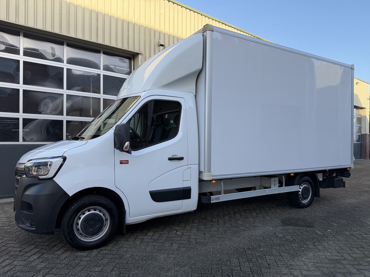 Renault Master - T35 2.3 dCi 146pk Bakwagen+laadklep Airco,Cruise,3 persoons - AutoWereld.nl