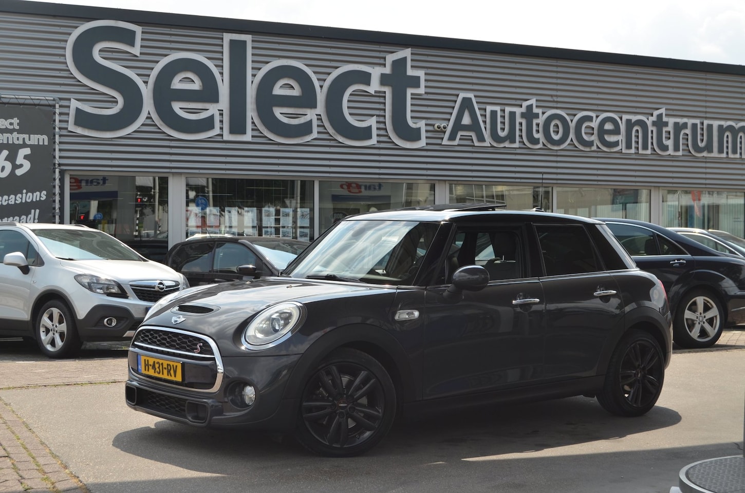 MINI 5-Deurs - 2.0 Cooper S Pepper Serious Business|AUTOMAAT|PANO|LEDER|STOELVERW.|NAVI|PDC - AutoWereld.nl