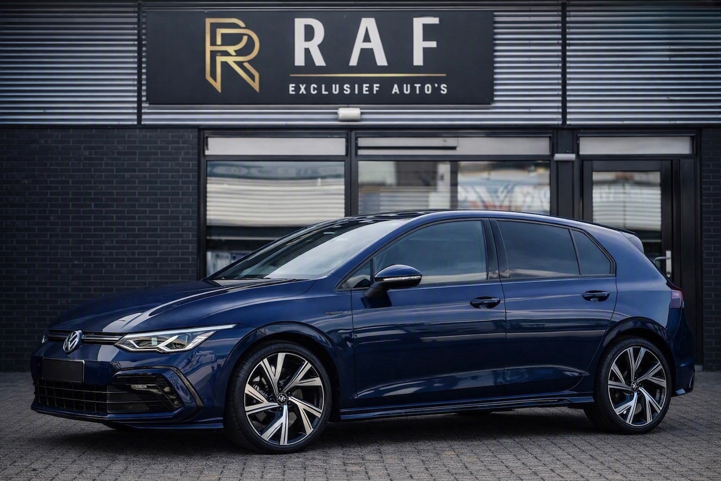 Volkswagen Golf - 1.5 eTSI R-Line Business 1.5 eTSI R-Line Business,Automaat,Carplay,Atlantic Blue Metallic,Stuurverw,Stoelverw,enzzz - AutoWereld.nl