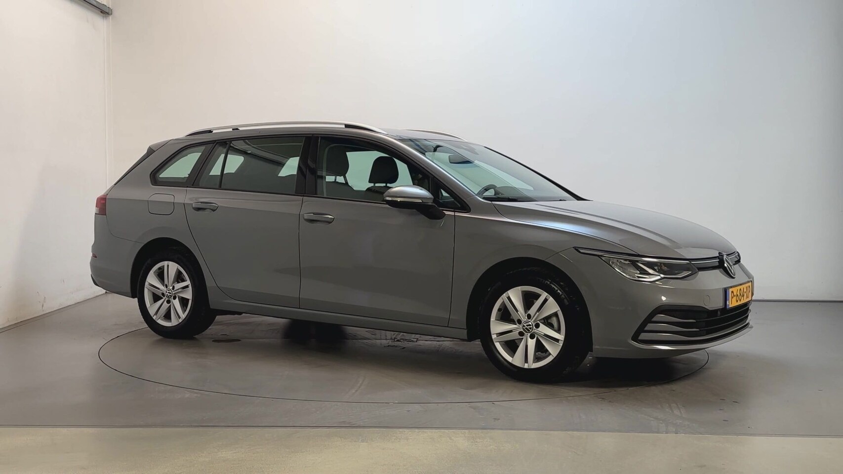 Volkswagen Golf Variant - 1.0 eTSI DSG Life Sfeerverlichting Navigatie Parkeersensoren Camera - AutoWereld.nl