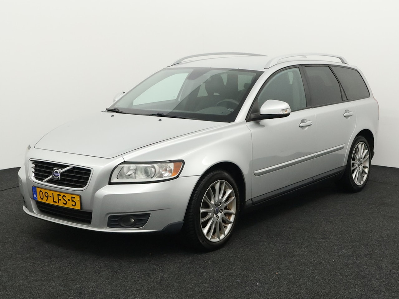 Volvo V50 - 2.0 Sport Bluetooth, Cruise control, Regensensor, Dimlichten automatisch, Een stijlvolle e - AutoWereld.nl