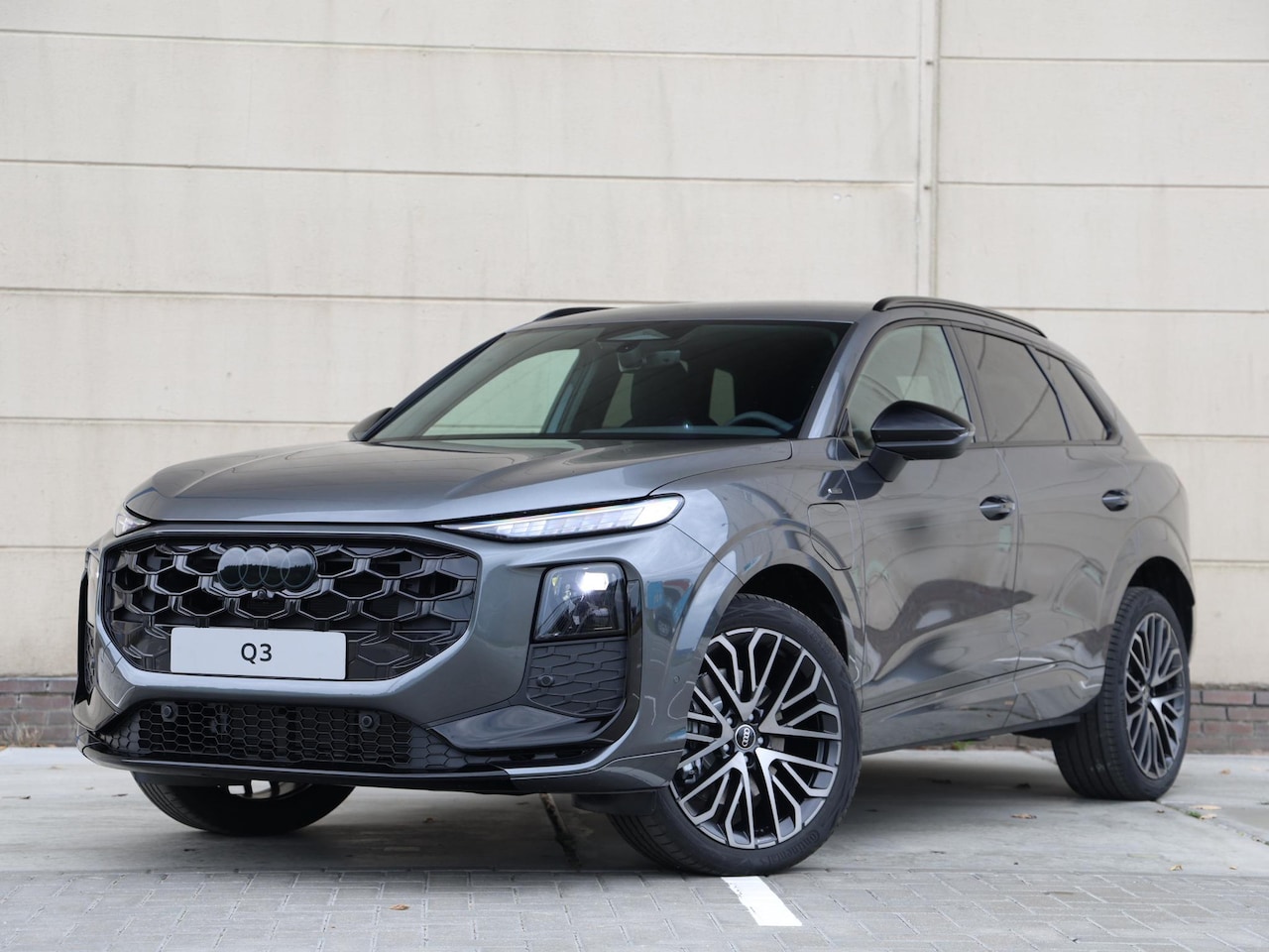 Audi Q3 - S edition e-hybrid 272 PK | Tech plus pakket | LED pakket | Trekhaak | 20" Lichtmetalen ve - AutoWereld.nl