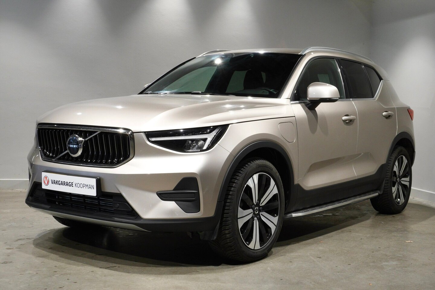Volvo XC40 - 1.5 T4 Plug-in hybrid Plus Bright Stoel&Stuur verw.|Carplay|H&K|Dodehoek - AutoWereld.nl