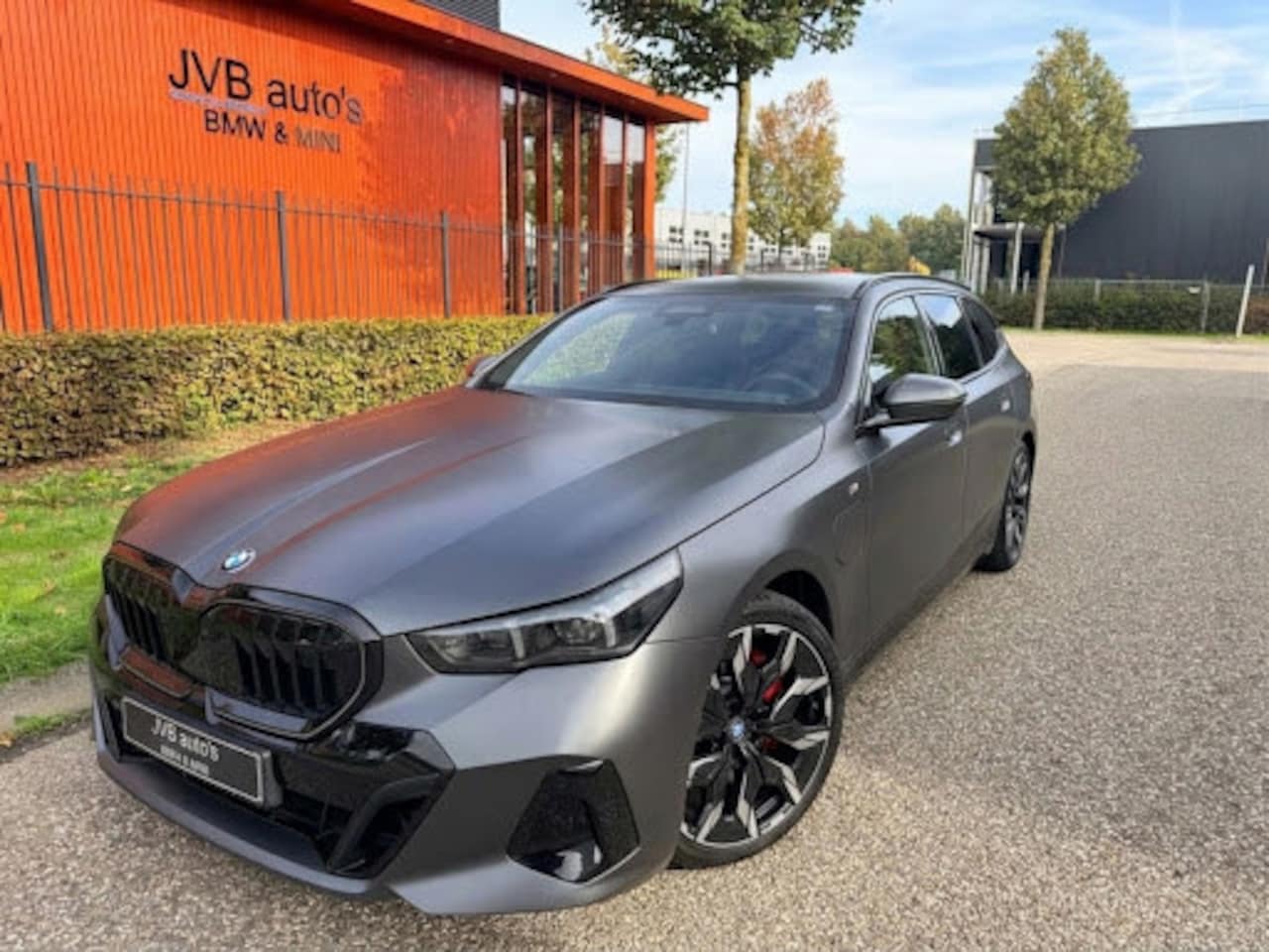 BMW 5-serie Touring - 550e xDrive M-Sport PRO, trekhaak, B&W - AutoWereld.nl