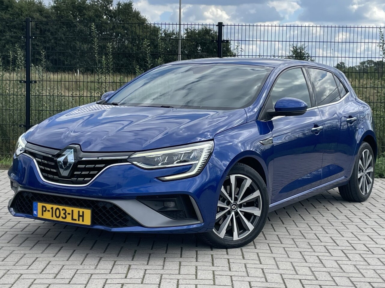 Renault Mégane E-Tech - 1.6 Plug-In Hybrid 160 R.S. Line | Camera | PDC | Keyless | - AutoWereld.nl