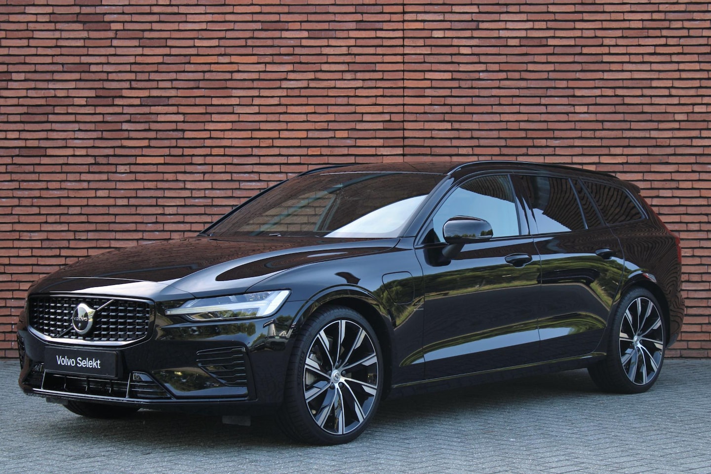 Volvo V60 - T6 Plug-in hybrid AWD Plus Dark | Demo deal | Panoramadak | Head-Up Display | 360 Graden C - AutoWereld.nl