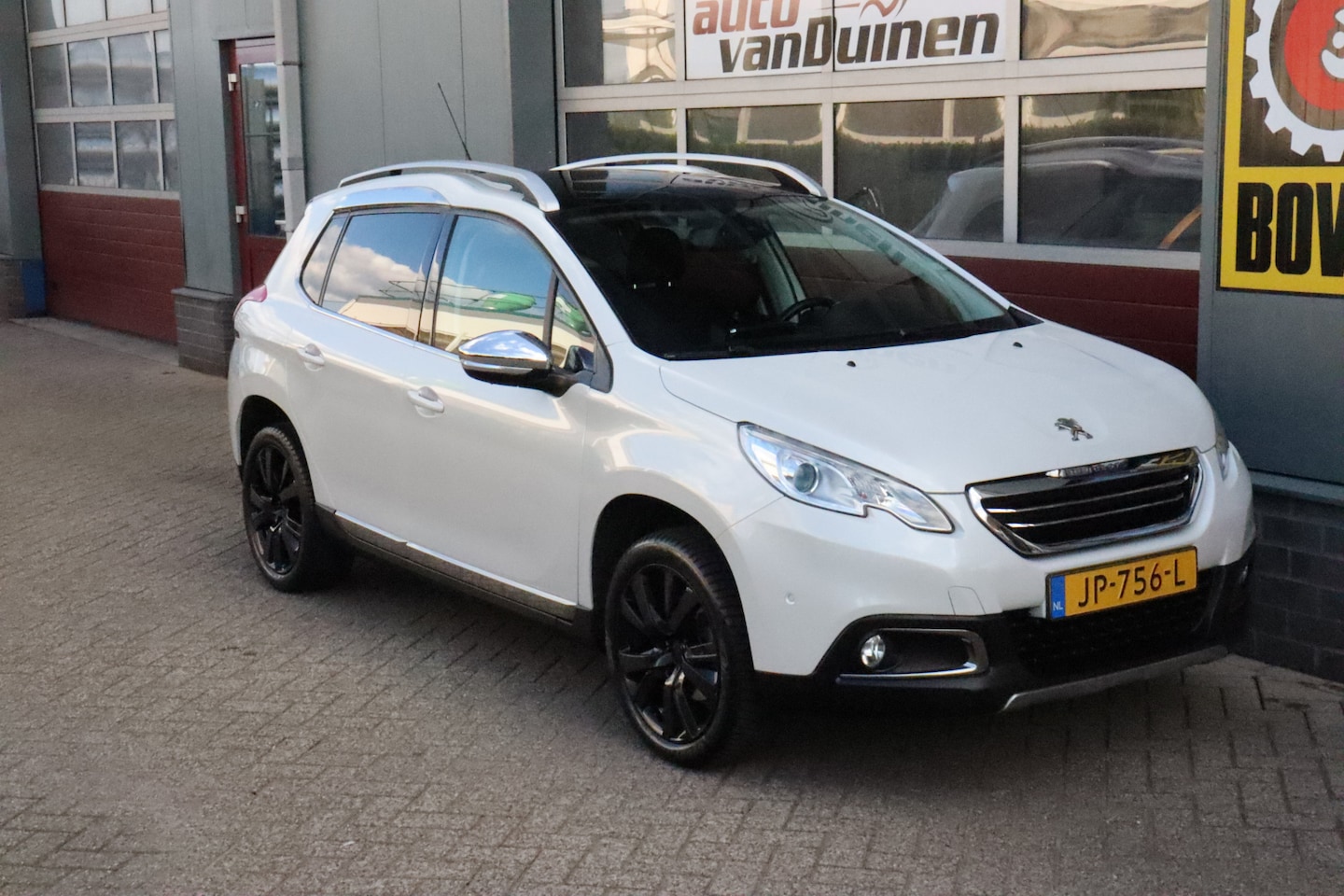 Peugeot 2008 - 1.2 PureTech Allure O.a: PDC, Clima, Navi, Cruise, Pano, Trekhaak, Etc. All-in prijs! - AutoWereld.nl
