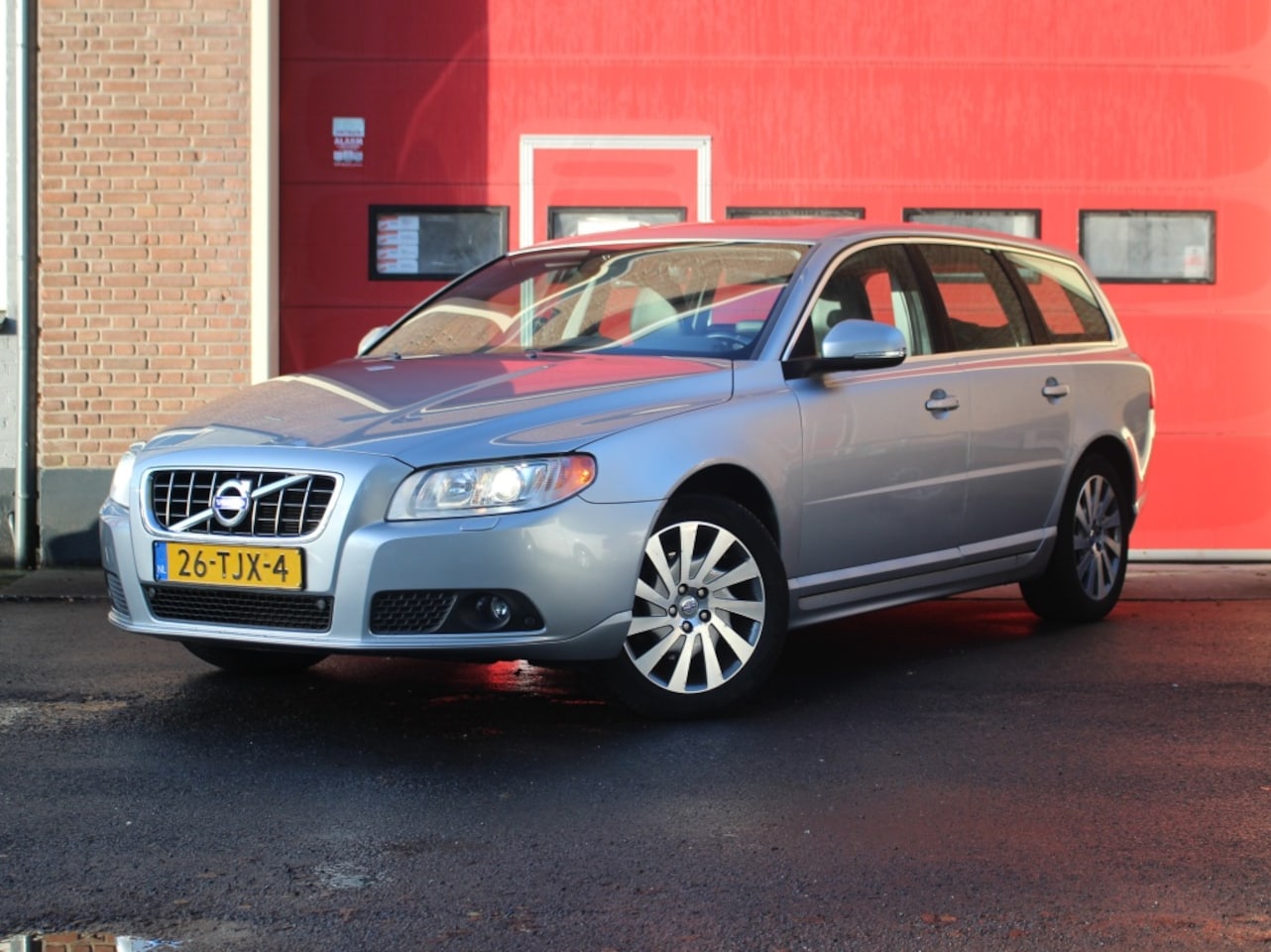 Volvo V70 - 1.6 T4 | Leder | Cruise | Trekhaak | PDC | Navi | Stoelverwarming | Memory - AutoWereld.nl