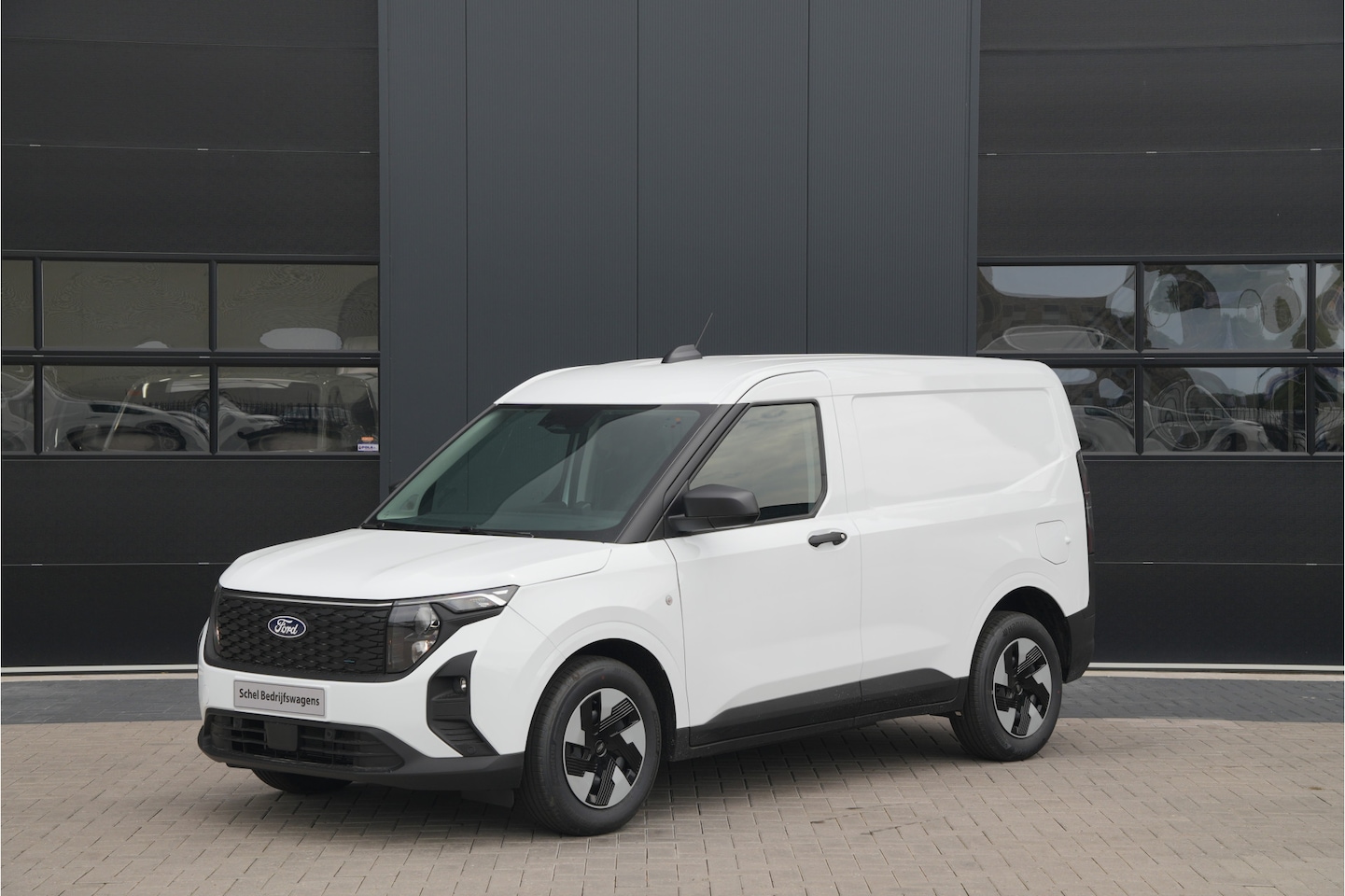 Ford Transit Courier - E-Transit Trend 46 kWh 136pk - Trekhaak - Vloerplaat - Camera - Cruise - Carplay/Android - - AutoWereld.nl