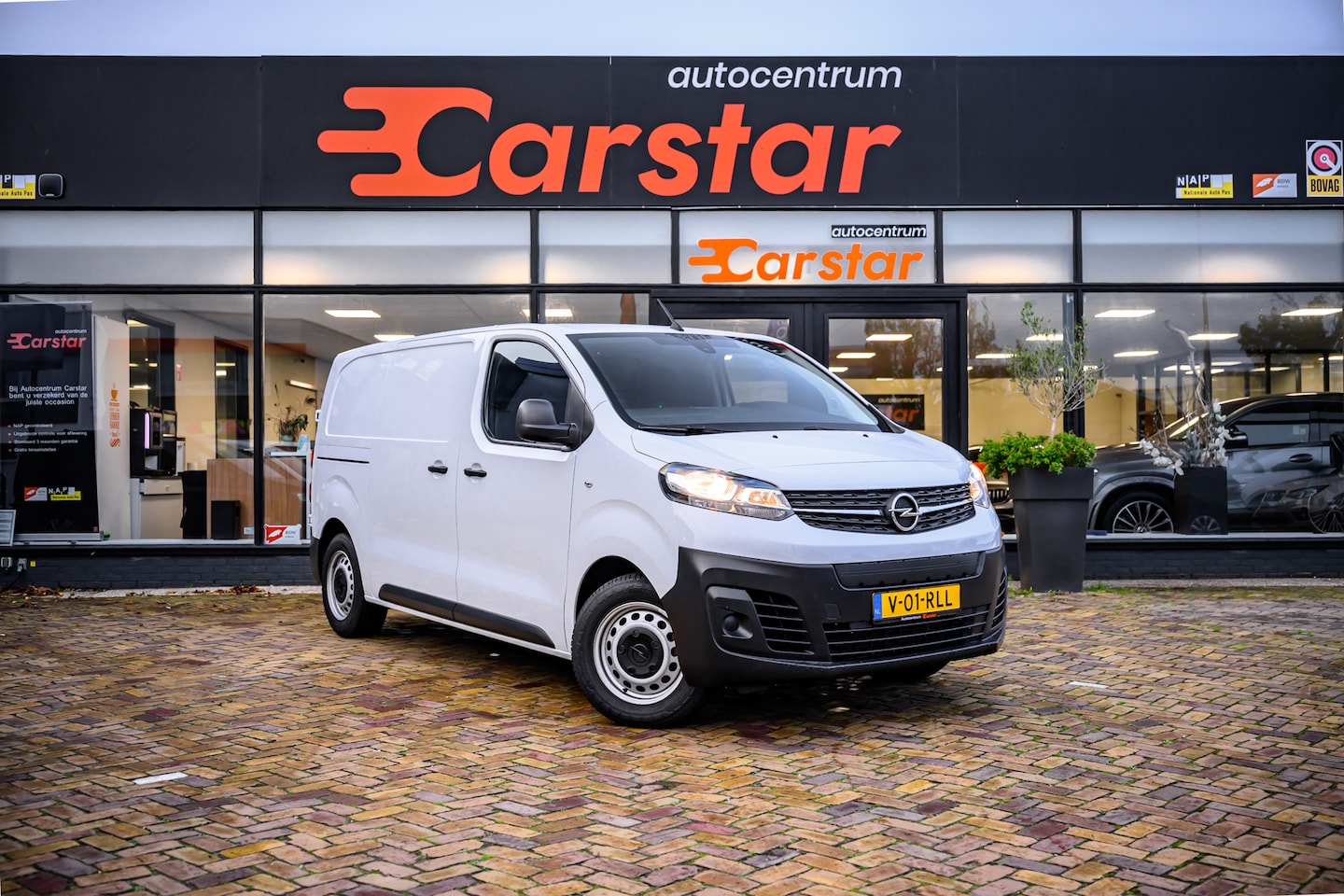 Opel Vivaro-e - L2H1 Innovation 50 kWh|3-pers|Camera|Car-Play - AutoWereld.nl