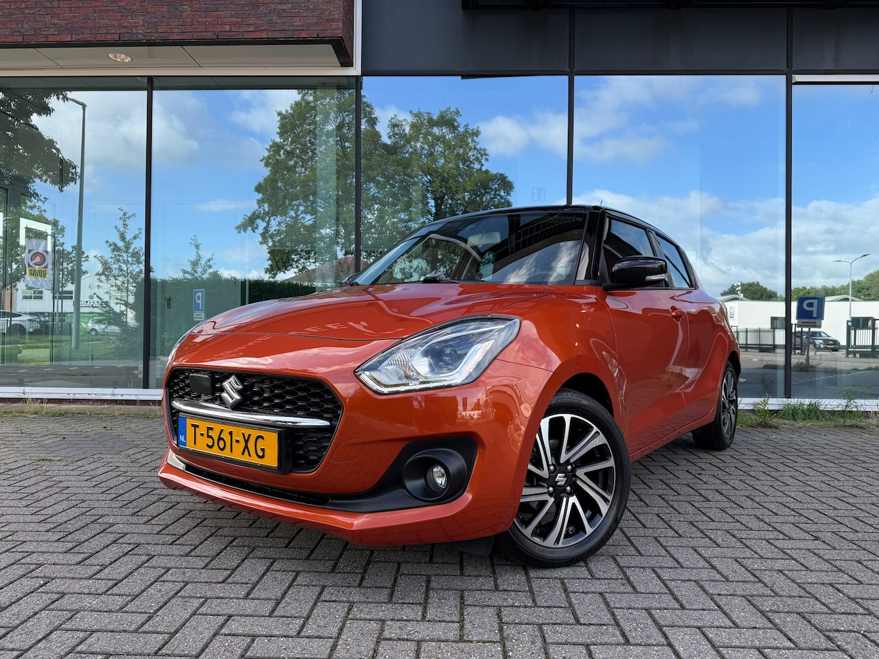 Suzuki Swift - 1.2 Style Smart Hybrid - Automaat - Camera - Media Apple/Android - Winterpakket- Org.NL - AutoWereld.nl