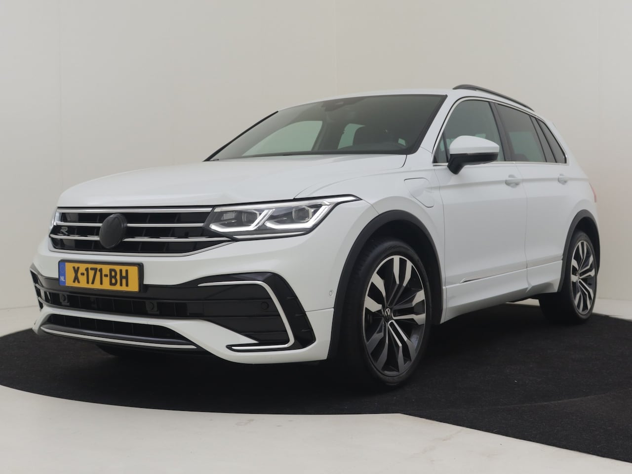 Volkswagen Tiguan - 1.4 TSI eHybrid R-Line Business+ l 20" Suzuka l IQ Light l Matric LED l Stoel / Stuurverwa - AutoWereld.nl