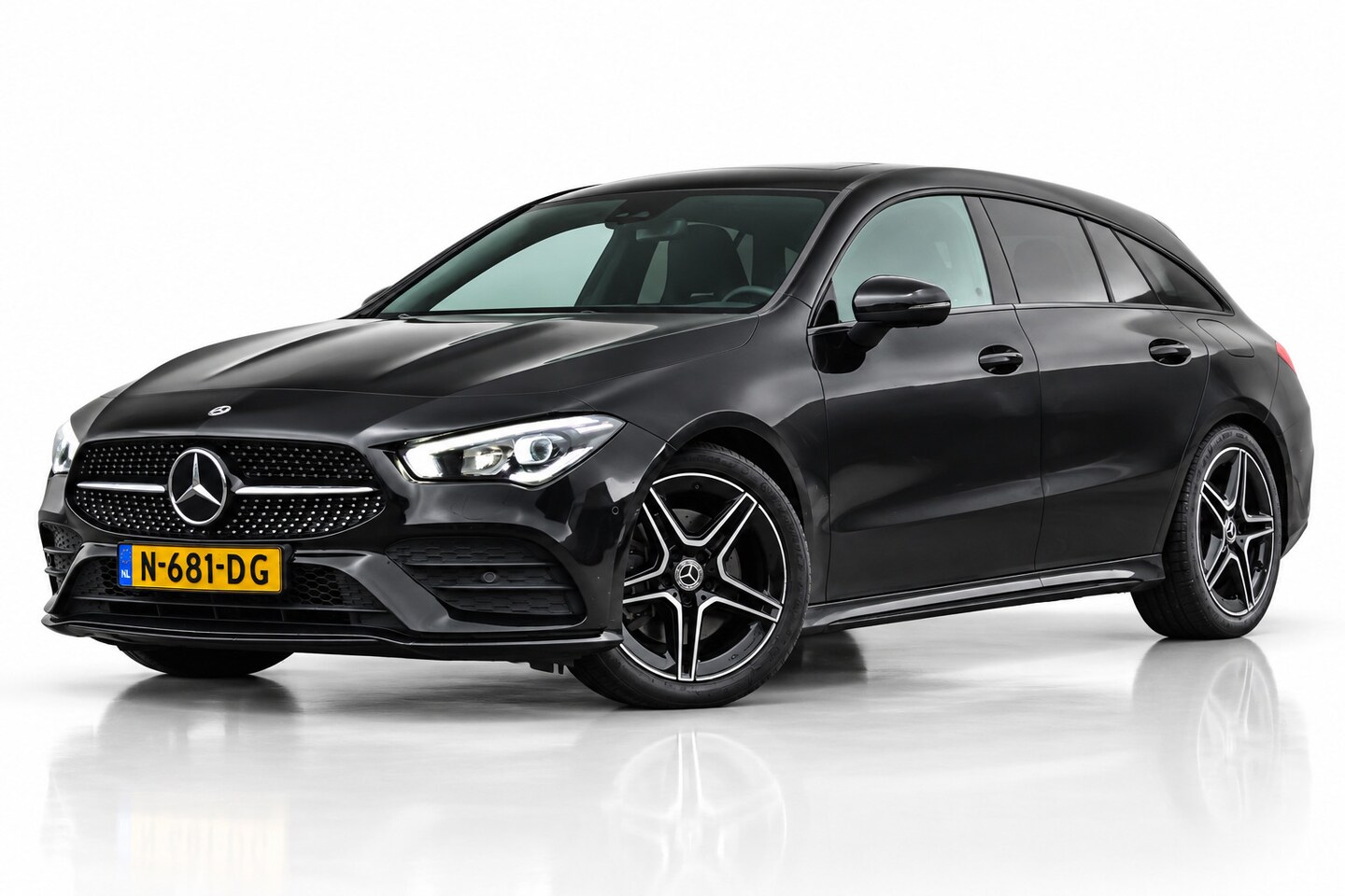 Mercedes-Benz CLA-klasse Shooting Brake - 200 AMG NIGHT | TREKHAAK | SFEERVERLICHTING | APPLE CARPLAY | ANDROID AUTO | NAP - AutoWereld.nl