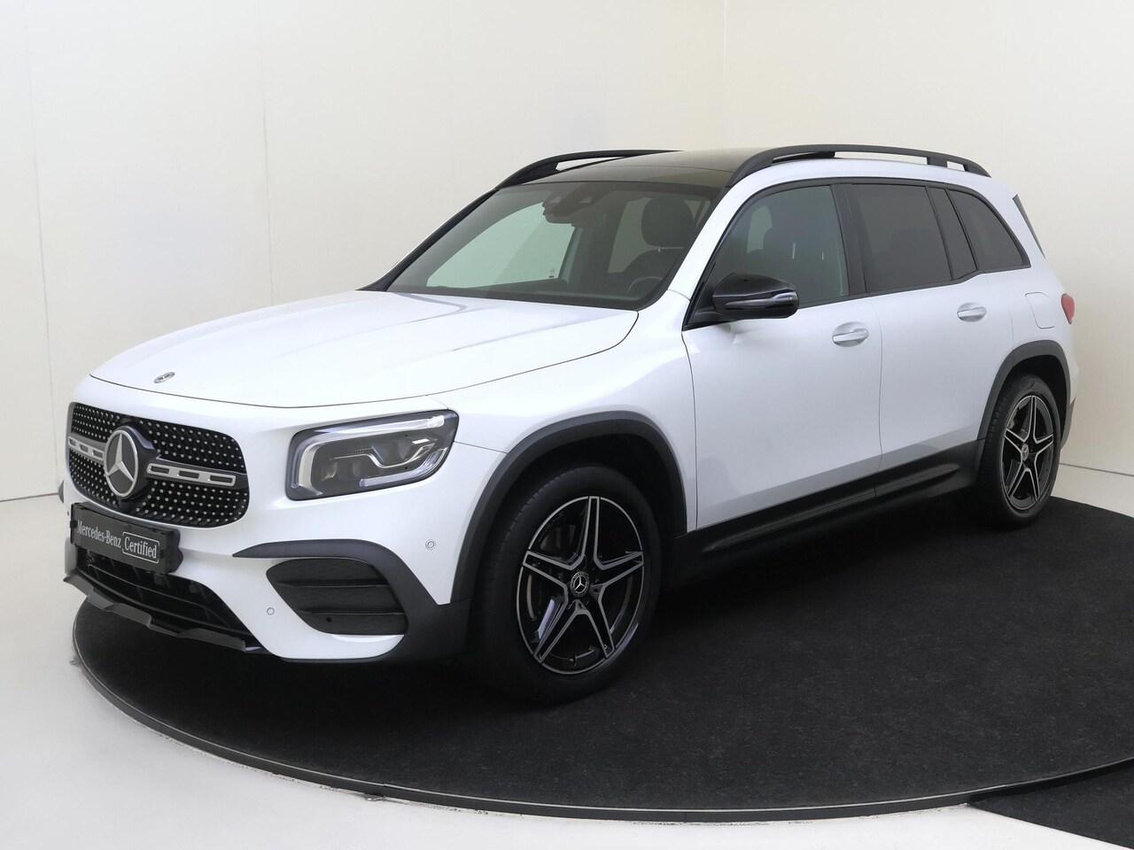 Mercedes-Benz GLB - 180 Business Solution AMG Panoramadak / Memory Seats / Parkeercamera / Nightpakket / Sfeer - AutoWereld.nl