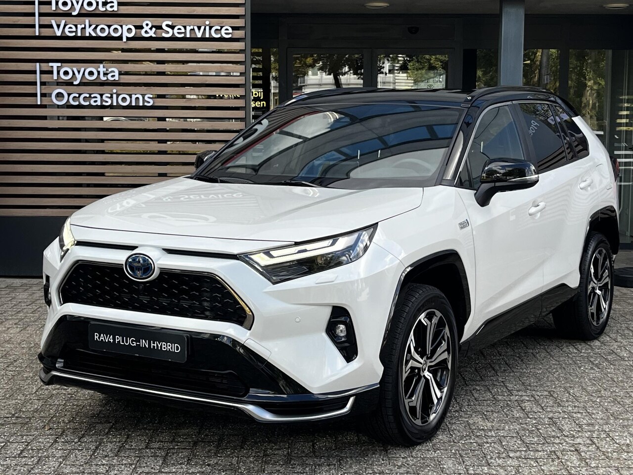 Toyota RAV4 - 2.5 PHEV AWD BI-TONE PLUS STOEL/STUURVERW STOEL-KOELING BLIND-SPOT 360° CAMERA PARK-SENSOR - AutoWereld.nl