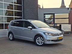 Volkswagen Touran - 1.4 TSI Highline 7p | Trekhaak | Achteruitrij Camera | Voor + Achter parkeersensoren|Stoel