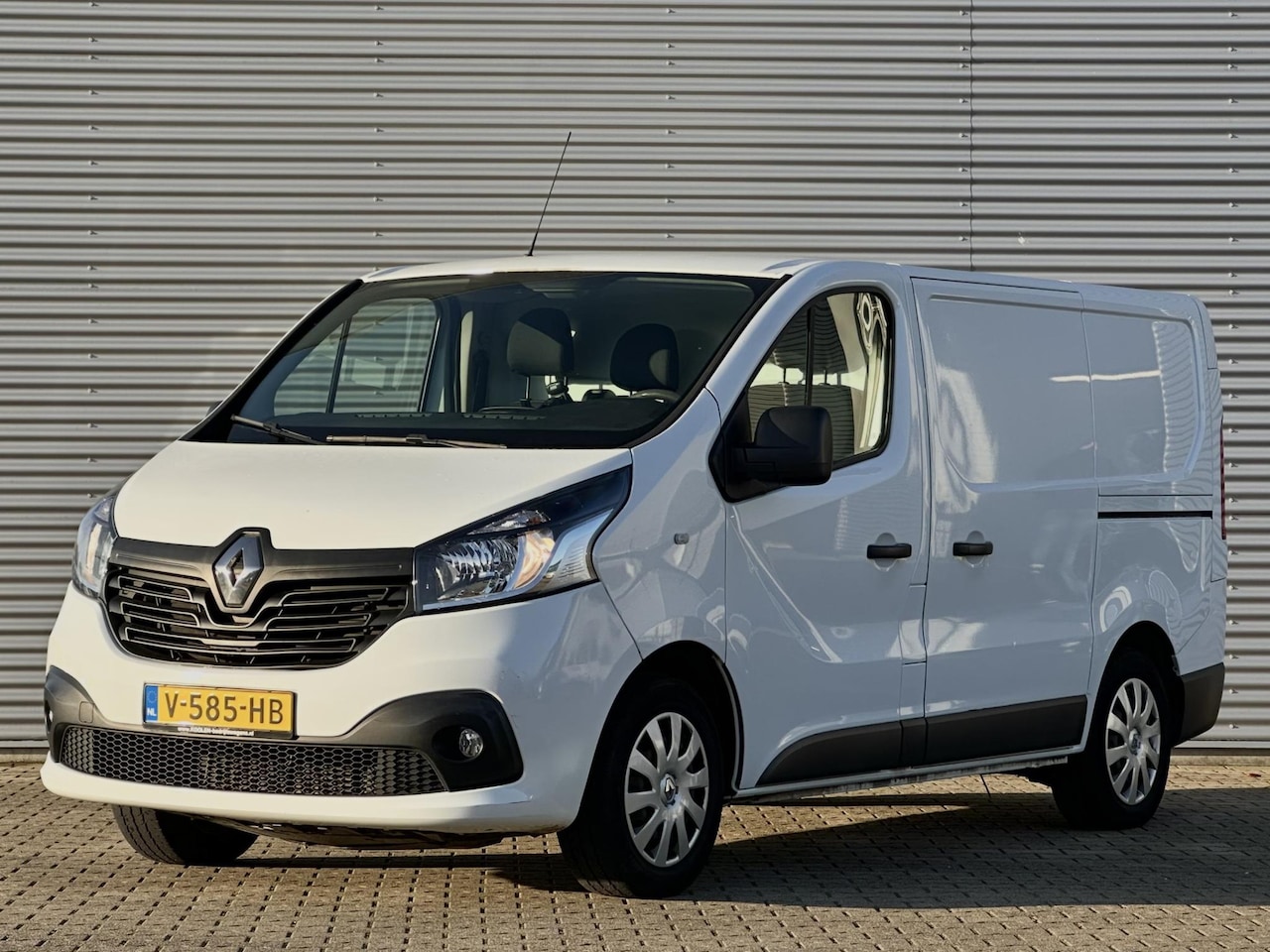 Renault Trafic - 1.6 dCi T29 L1H1 2x schuifdeur|Trekhaak|Cruise - AutoWereld.nl