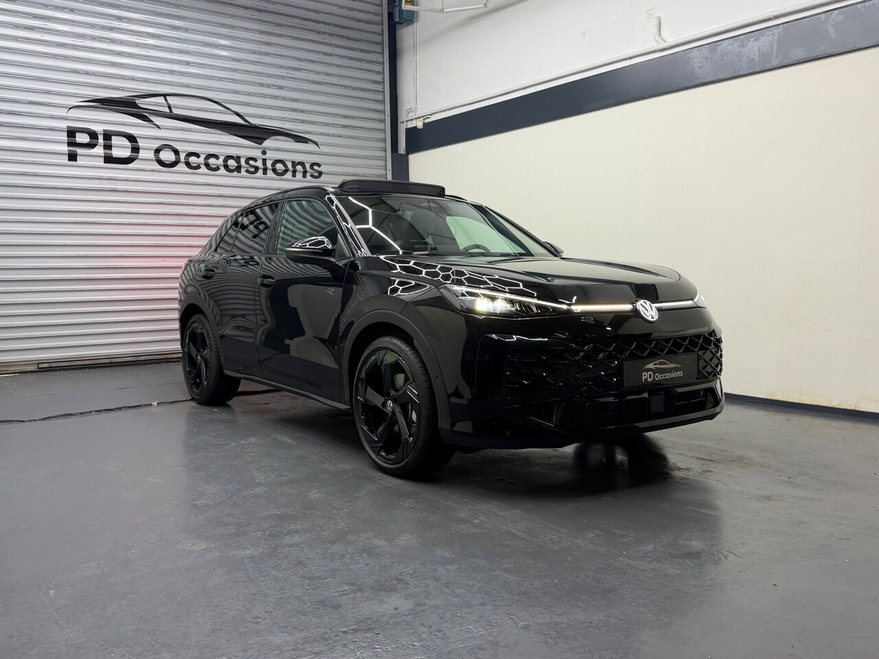 Volkswagen T-Roc - 1.5 TSI R-Line Edition - Pano - 20'' Velgen - Camera - Dodehoek - AutoWereld.nl