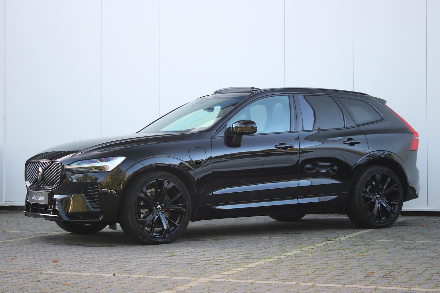 Volvo XC60 - T6 Plug-in hybrid AWD Ultra Black Edition | Luchtvering | Trekhaak | Panoramadak | Premium - AutoWereld.nl