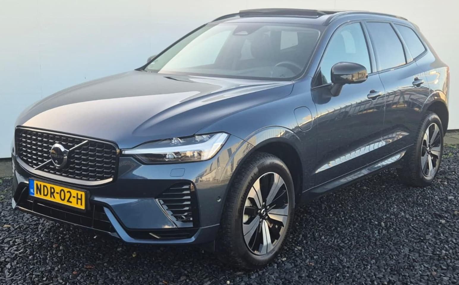 Volvo XC60 - 2.0 T6 Phev AWD Plus Dark 19” Wielen - Panoramadak - Lighting – Harman Kardon Audio - 360 - AutoWereld.nl