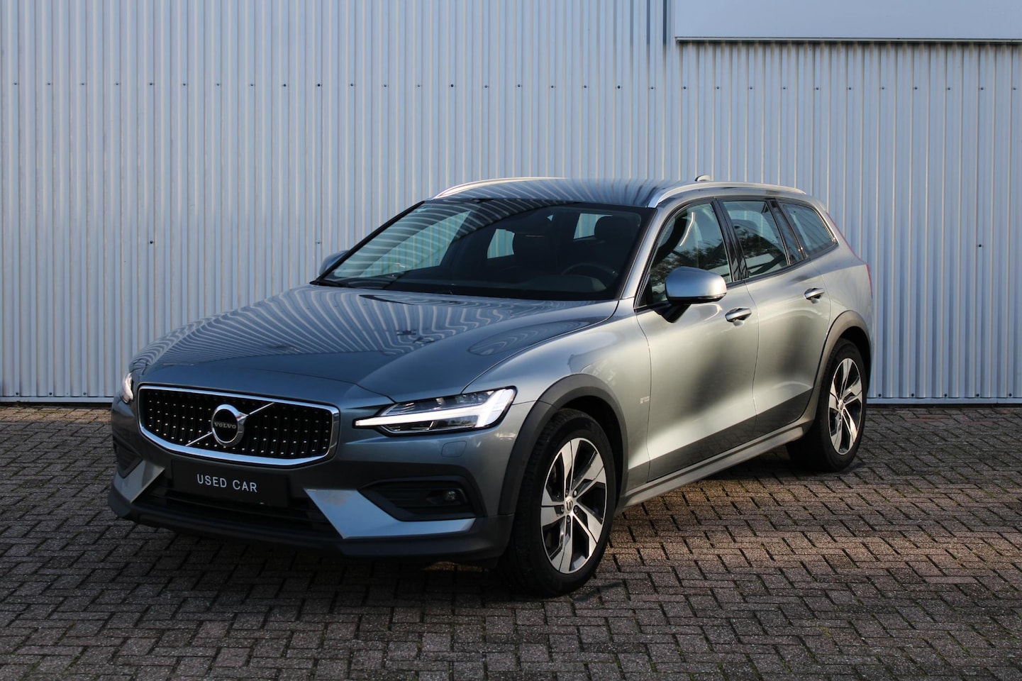 Volvo V60 Cross Country - 2.0 B5 AWD Core | Apple Carplay/ AndriodAuto| Semi Elektrische Trekhaak| Stoelverwarming| - AutoWereld.nl