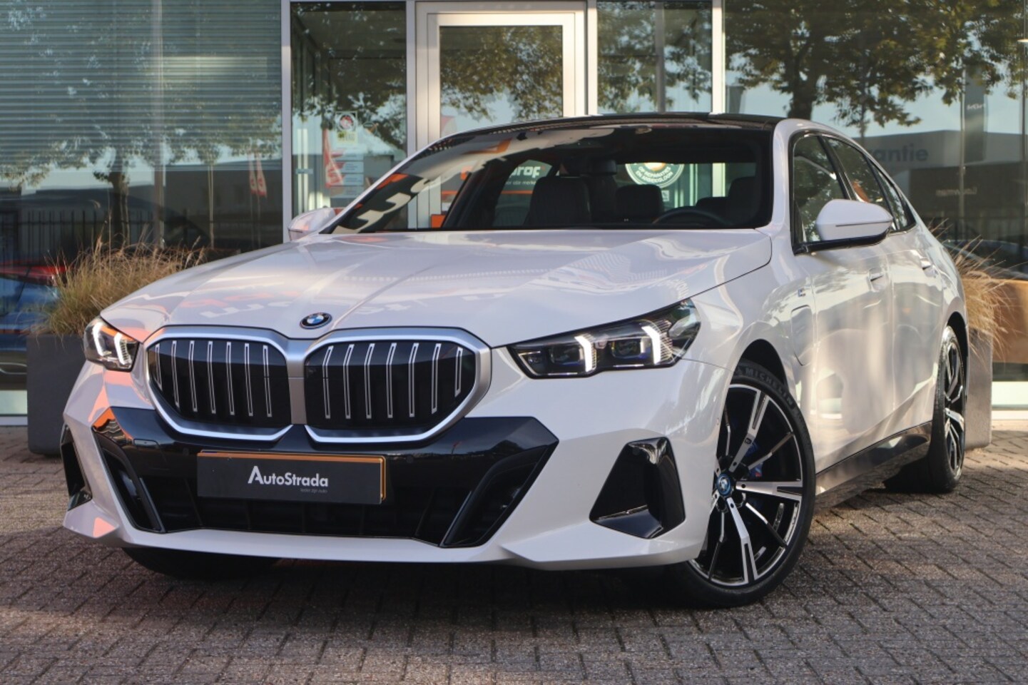 BMW 5-serie - (g60) 550e M-Sport 490pk xDrive | Pano | Bowers&Wilkins | 360 Camera | HUD | Memory SoH 10 - AutoWereld.nl
