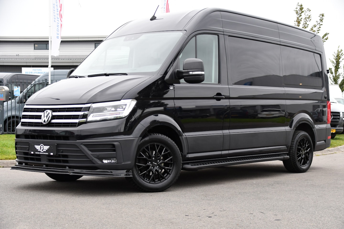 Volkswagen Crafter - 35 2.0 TDI L3H3 4Motion Black Edition Adaptieve Cruise, Camera, Carplay, LED, Automaat, 17 - AutoWereld.nl
