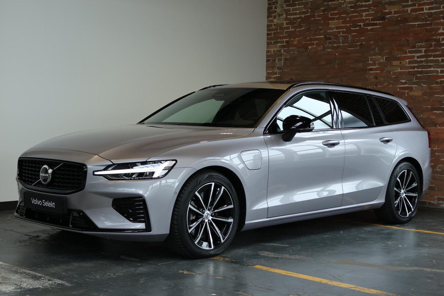Volvo V60 - T8 Plug-in hybrid AWD Plus Dark | Trekhaak | Panoramadak | Verwarmbare voorstoelen, achter - AutoWereld.nl
