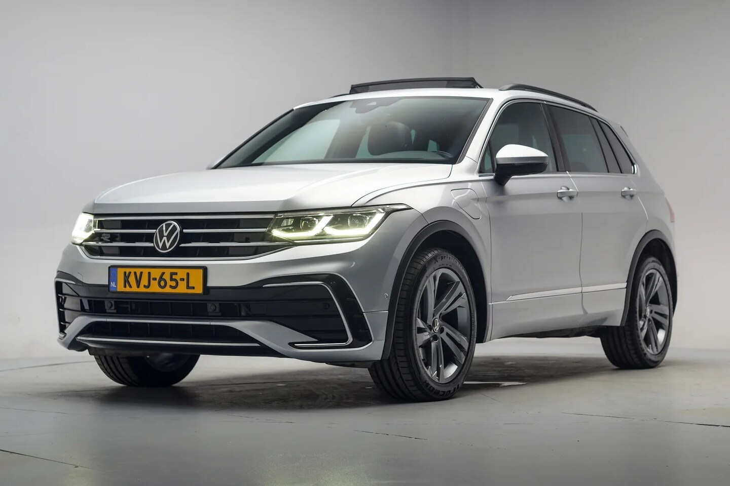 Volkswagen Tiguan - 1.4 eHybrid 245pk R-Line Aut. [ Panoramadak Camera Adapt.cruise ] - AutoWereld.nl