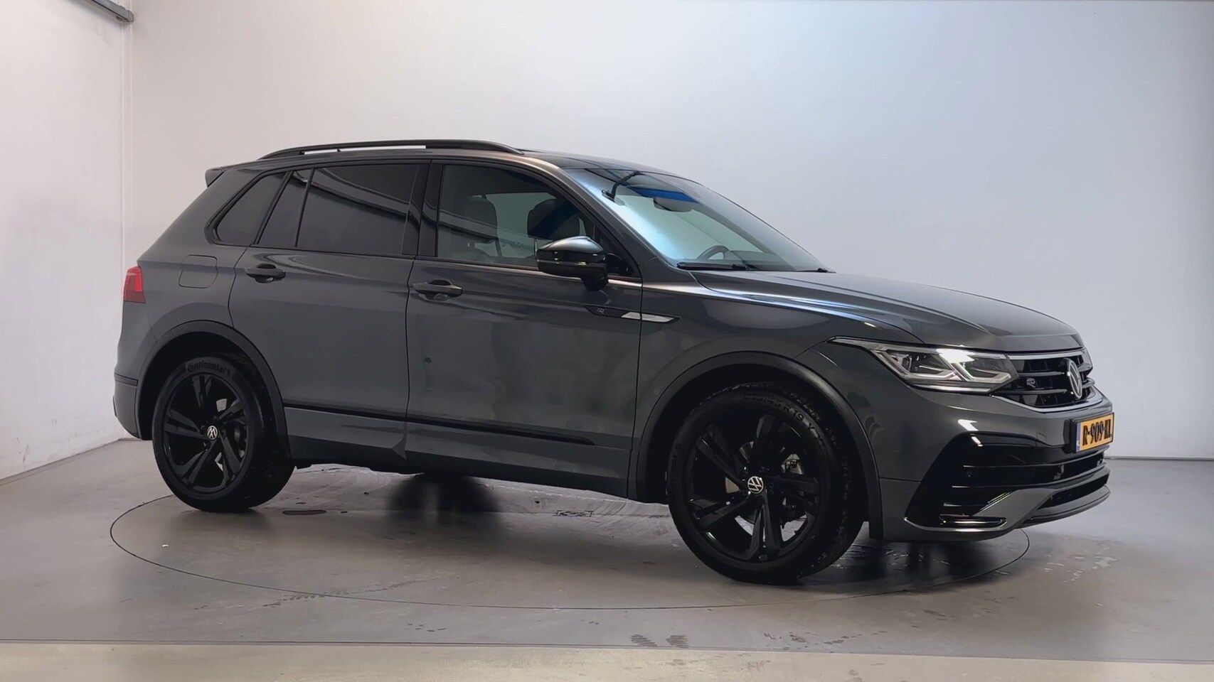 Volkswagen Tiguan - 1.5 TSI 150pk DSG R-Line Panoramadak Alcantara App-Connect DAB+ - AutoWereld.nl