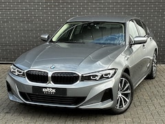 BMW 3-serie - Sedan 318i Automaat / Stoelverwarming / Parkeersensoren achter / Navigatiesysteem / Active