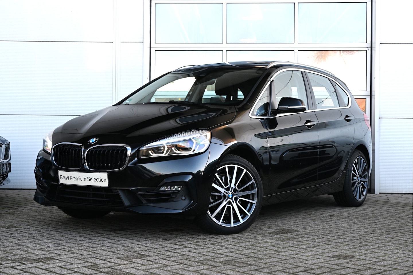 BMW 2-serie Active Tourer - 220i High Executive Sport Line Automaat / Trekhaak / Panoramadak / Sportstoelen / LED / He - AutoWereld.nl