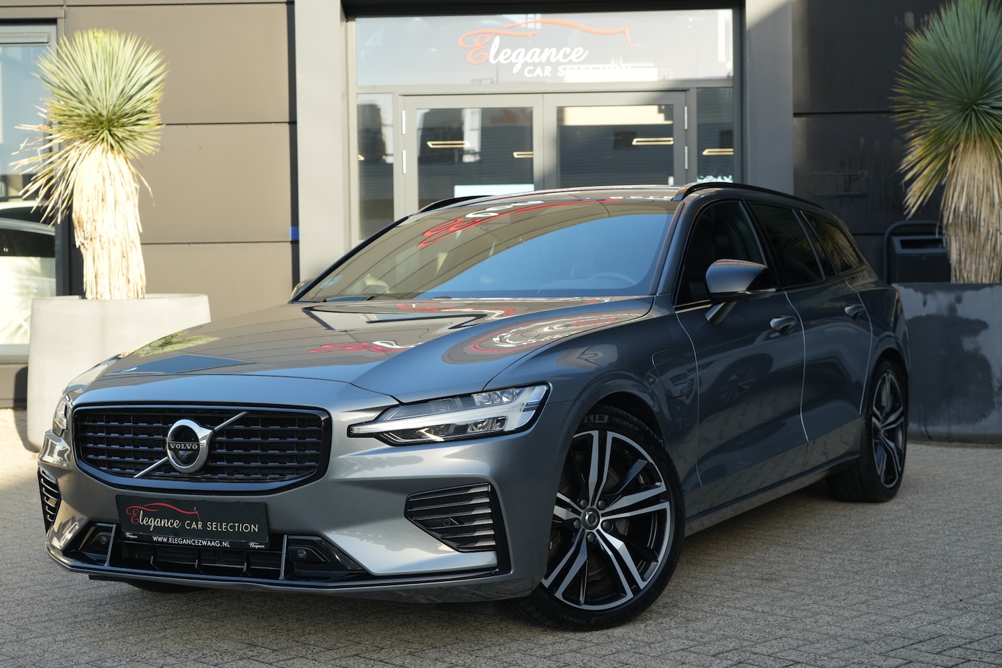 Volvo V60 - 2.0 T6 Recharge AWD R-Design | Panoramadak | Trekhaak | HarmanKardon | 360 camera | - AutoWereld.nl