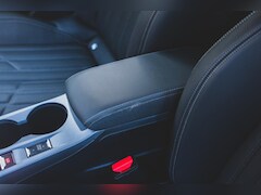 Peugeot e-2008 - EV Allure Pack 50 kWh LEDER | ADAPTIVE | CAMERA | DEALER ONDERHOUDEN