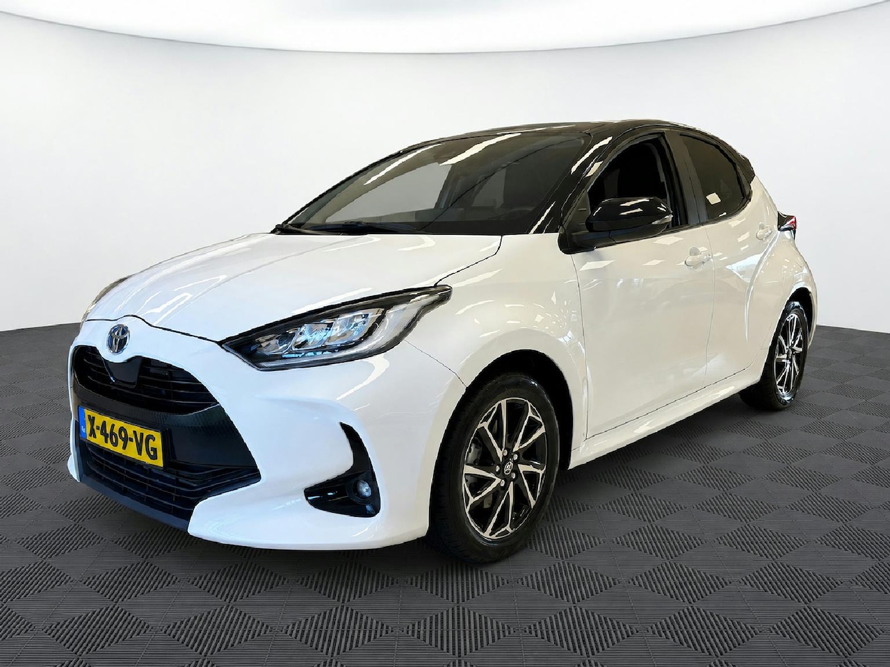 Toyota Yaris - 1.5 HYBRID DYNAMIC BI-TONE AUTOMAAT GARANTIE 2034! CARPLAY NAVI.CRUISE.CAMERA.LMV. - AutoWereld.nl