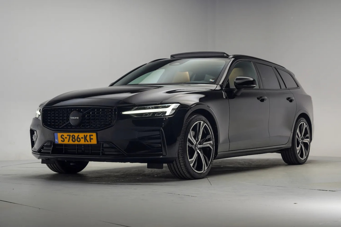 Volvo V60 - 2.0 B3 Plus Dark [ Panorama Trekhaak Leder Stoelventilatie ] - AutoWereld.nl