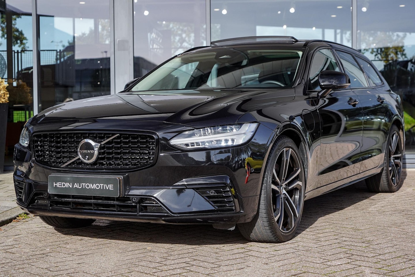 Volvo V90 - 2.0 T8 Plug-in hybrid AWD Ultra Executive Edition | Bowers & Wilkins Audio | Luchtvering | - AutoWereld.nl