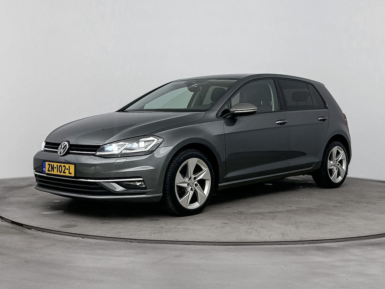 Volkswagen Golf - 1.6 TDI Highline | CAMERA | STOELVERWARMING | PARKEERSENSOREN V+A | DODEHOEK DETECTIE | DI - AutoWereld.nl