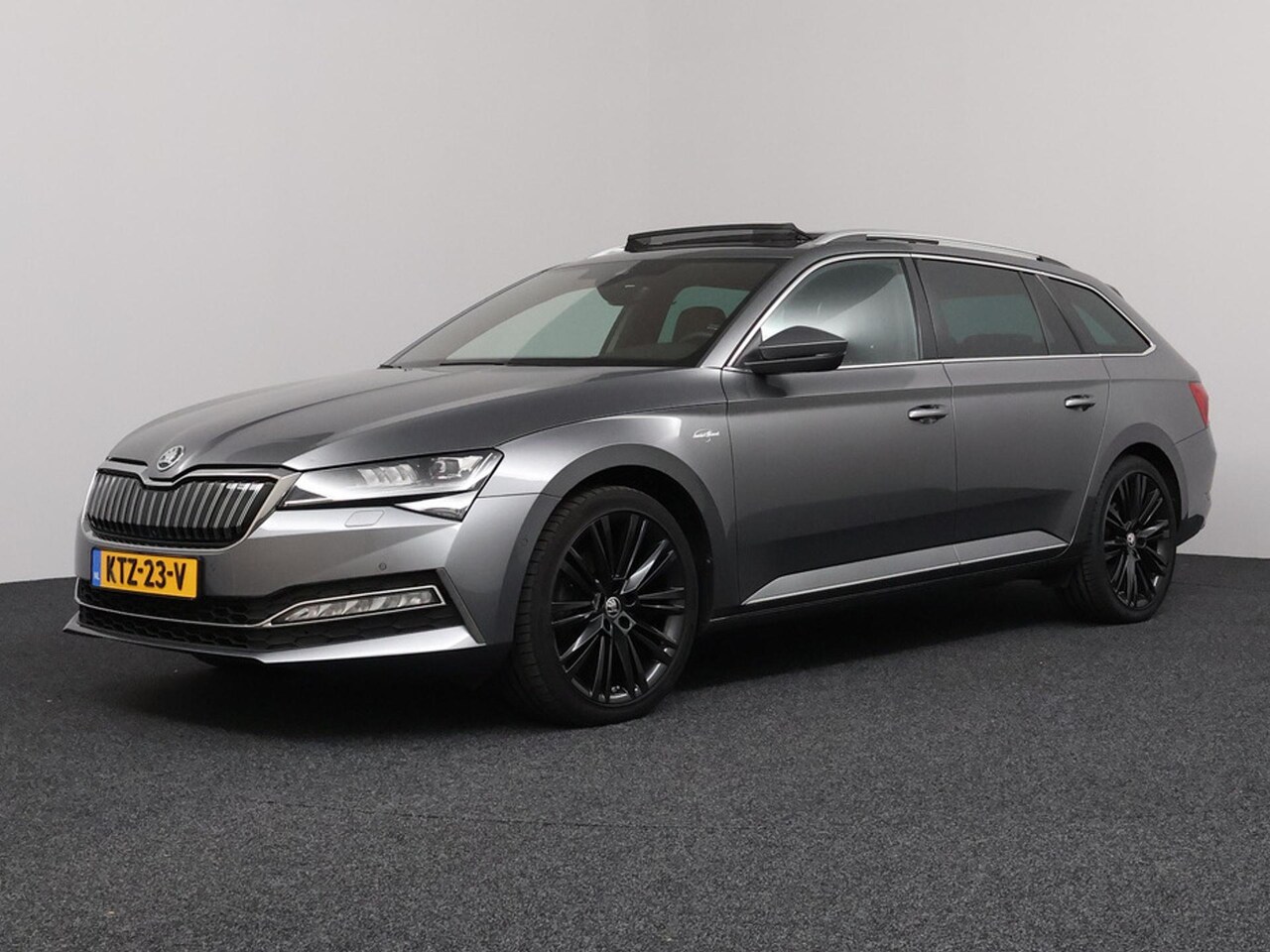 Skoda Superb Combi - 1.4 TSI iV Sportline Business Laurin & Klement | BOMVOL! | Panoramadak | Trekhaak | Ledere - AutoWereld.nl