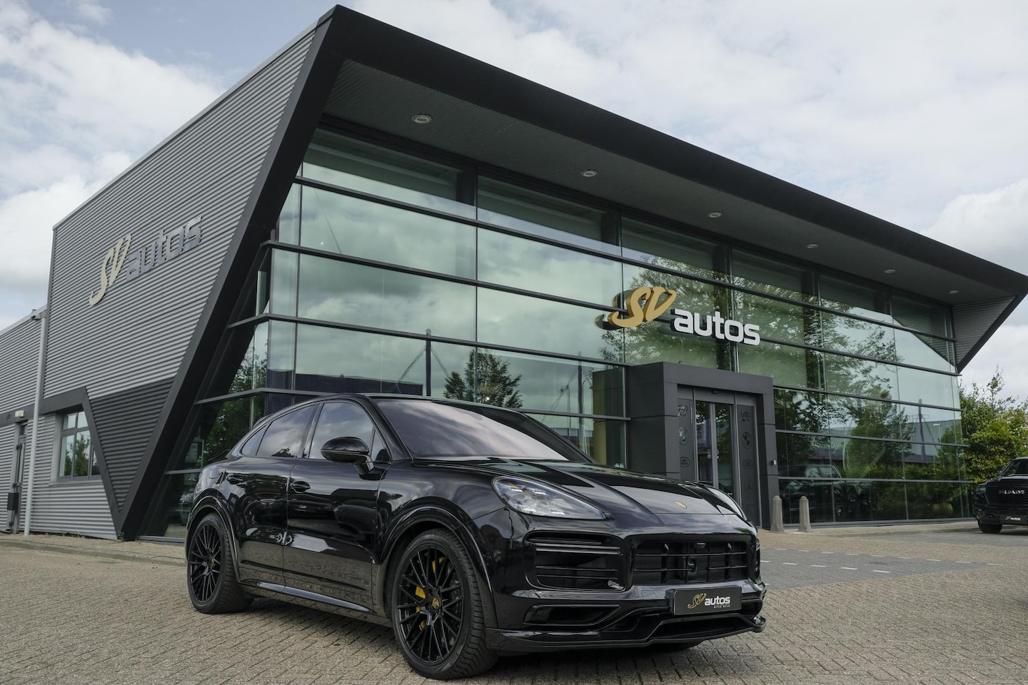 Porsche Cayenne Coupé - 4.0 V8 Turbo S 680pk E-Hybrid Panoramadak *SOH 89%* Keramisch *BTW* Massage Trekhaak Stoel - AutoWereld.nl
