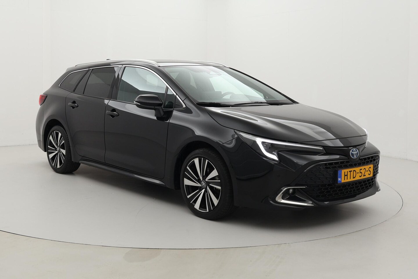 Toyota Corolla Touring Sports - Hybrid 140 Dynamic | Apple Carplay / Android Auto | Stoelverwarming | Parkeersensoren voor - AutoWereld.nl