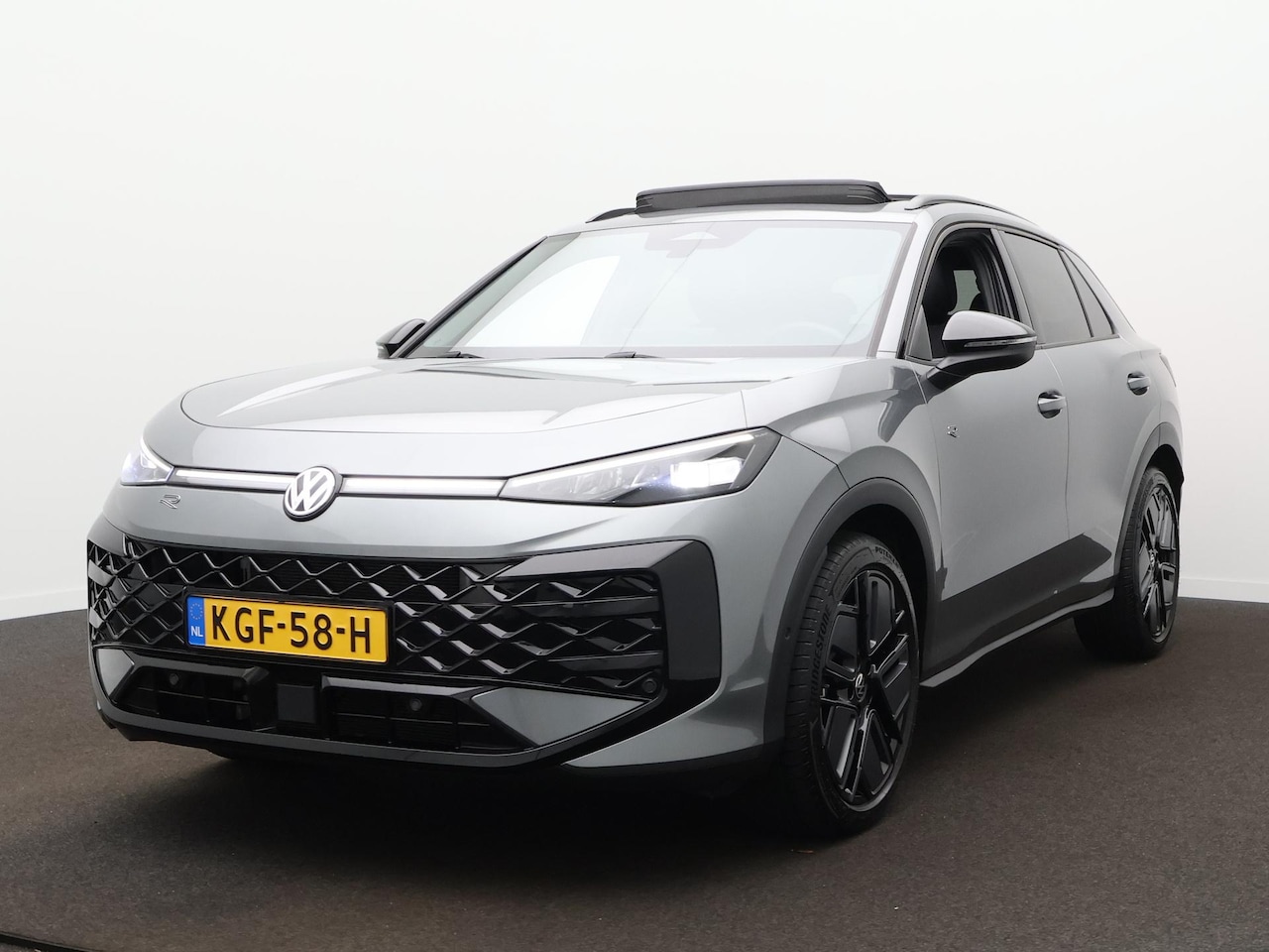 Volkswagen T-Roc - 1.5 eTsi R-Line First Edition Automaat - Panoramaschuif-kanteldak - Camera - IQ Light - Tr - AutoWereld.nl